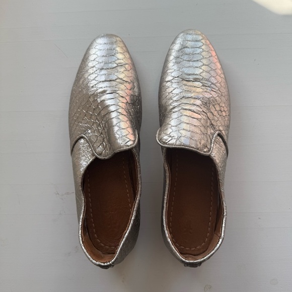 Frye Ashley Silver Slip-On Metallic Snakeskin Loafer Women’s 10 - Picture 2 of 7